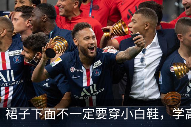 裙子下面不一定要穿小白鞋，学高圆圆、董洁这样穿，美得时髦优雅